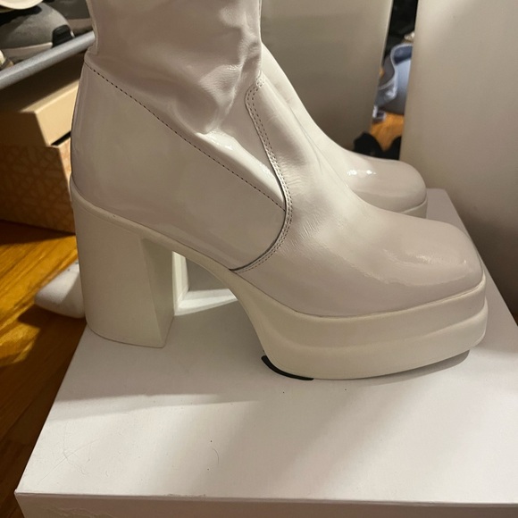 L’intervalle white platform patent boots - Picture 2 of 3